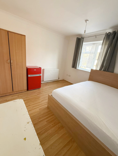 Spacious Double Room Stratford £900/pm - Bills Inc | Near Station | E15