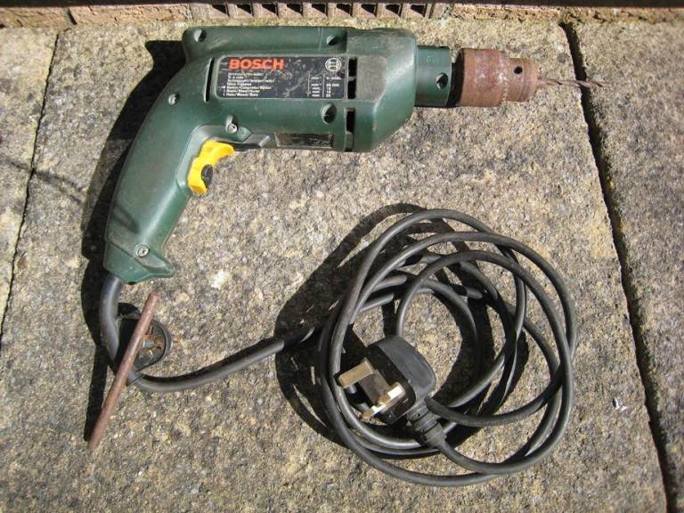 Bosch CSB 550-RE power drill, used in good condition, includes chuck key