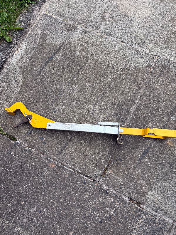 Manhole cover lifter