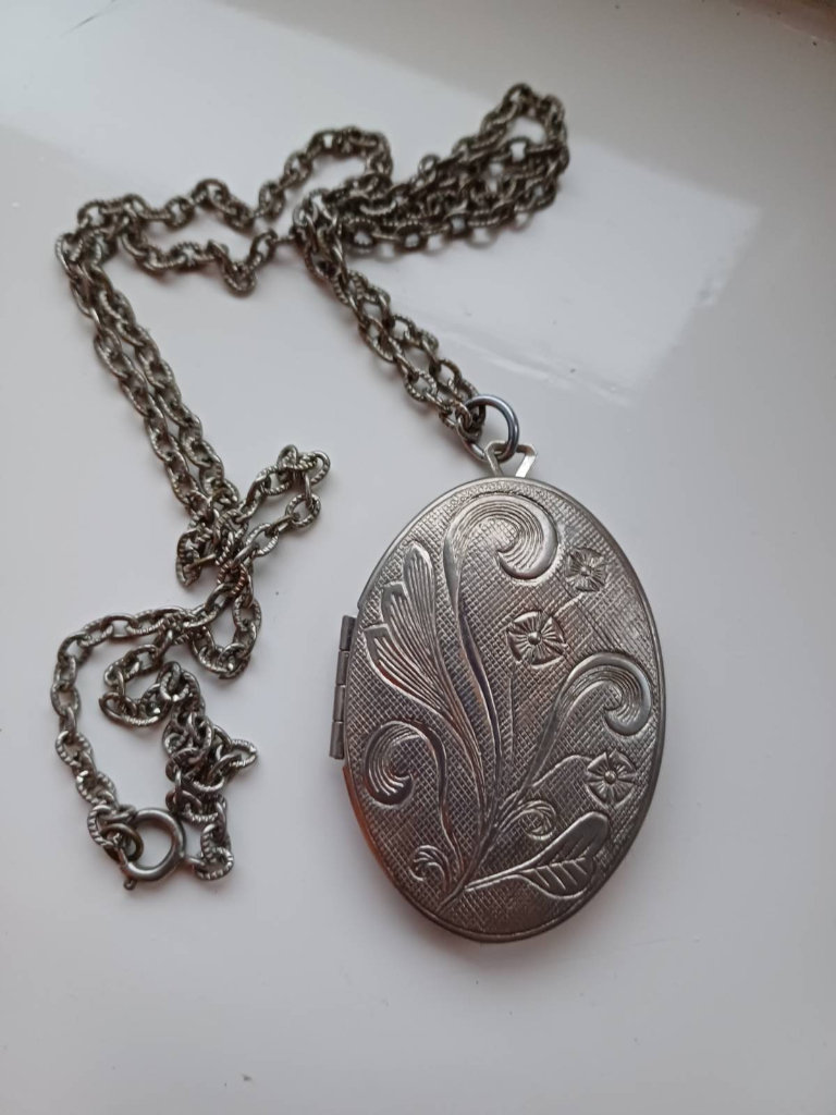 image for Oval locket with chain included 