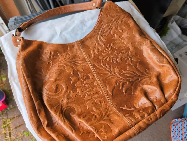 Lovely Brown Embossed Leather Shoulder Bag – Very Good Condition