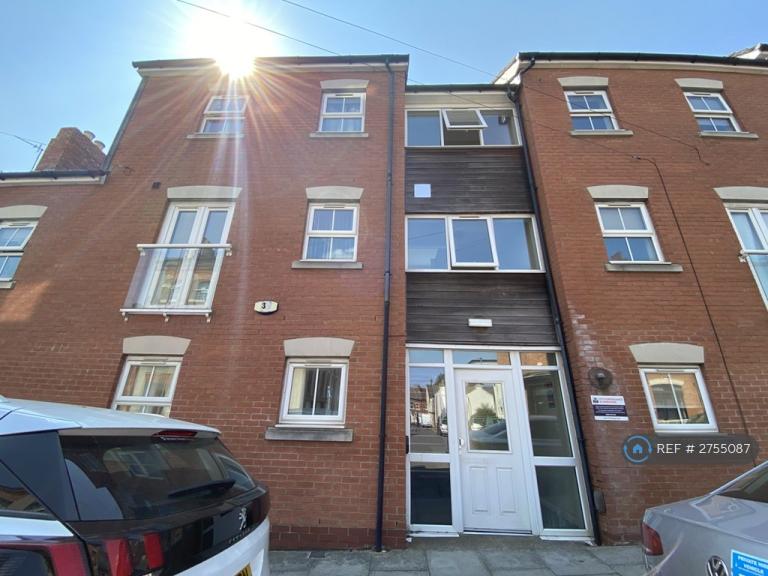 2 bedroom flat in The Bank, Northampton, NN1 (2 bed) (#2755087)