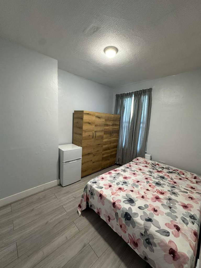 DOUBLE ROOM AVAILABLE NOW Tottenham Hale ,  N17 – 3 minutes from station
