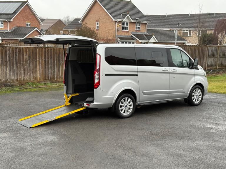 FORD TRANSIT TOURNEO CUSTOM 2.0 DIESEL 'TITANIUM' WHEELCHAIR ACCESSIBLE VEHICLE