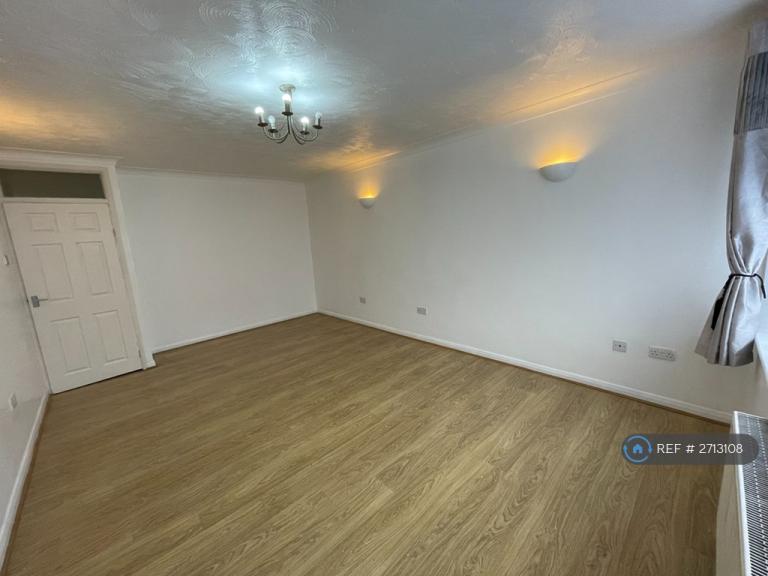 2 bedroom flat in Barton Meadows, Ilford, IG6 (2 bed) (#2713108)