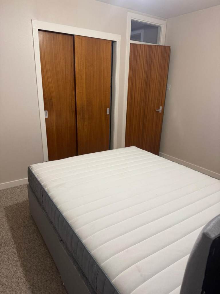 A room to share for a woman is available 