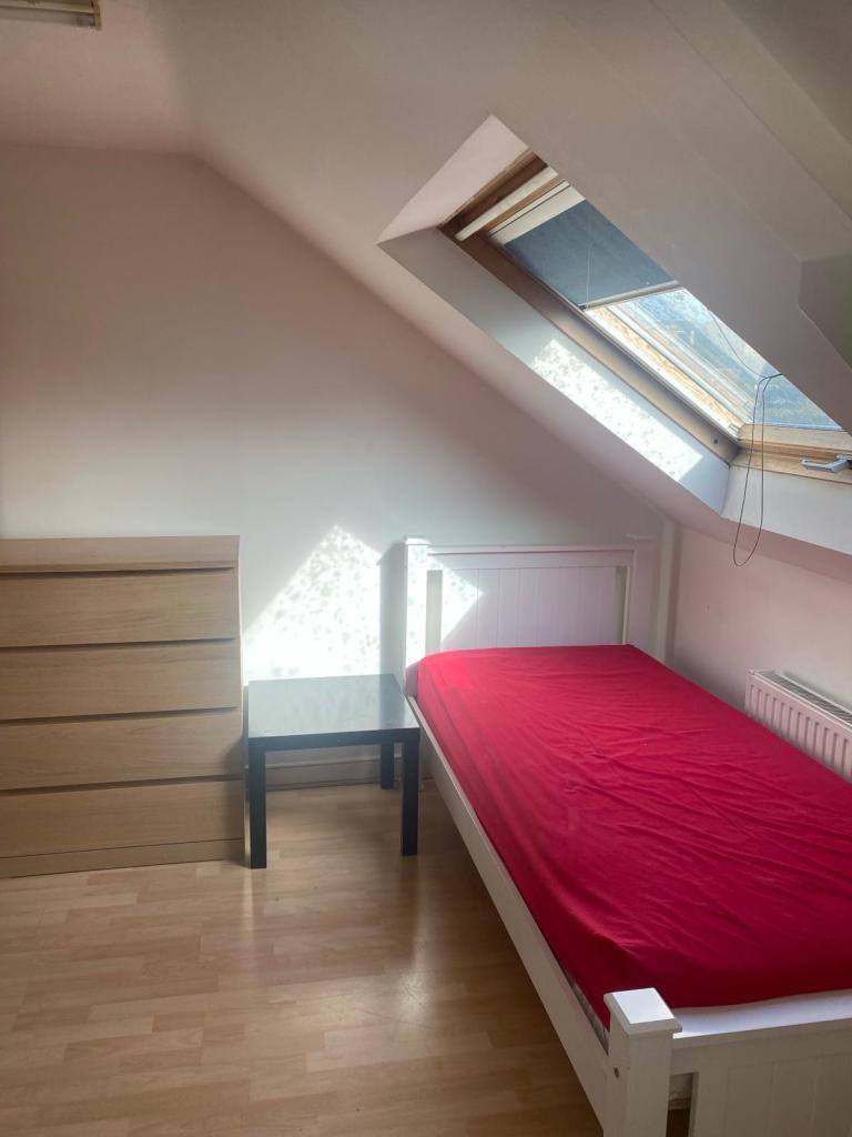 double room EN-SUITE in Croydon. Inclusive of all bills £950pcm. CR7 6AD.