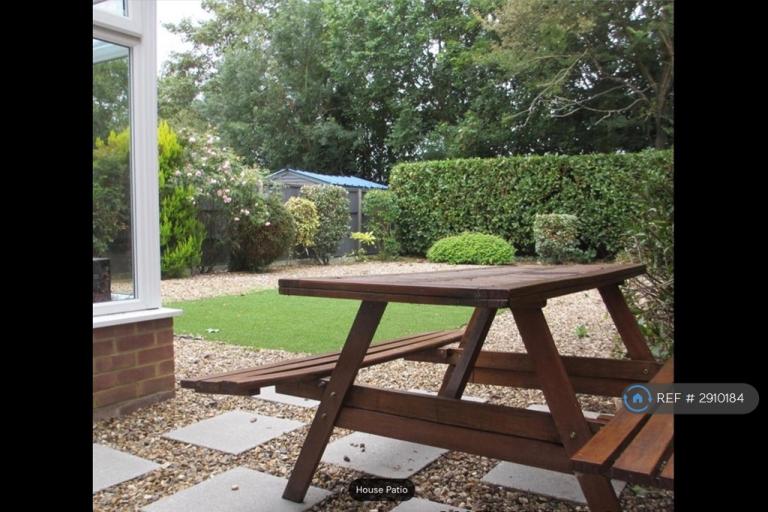 1 bedroom in Egham, Egham, TW20 (#2910184)