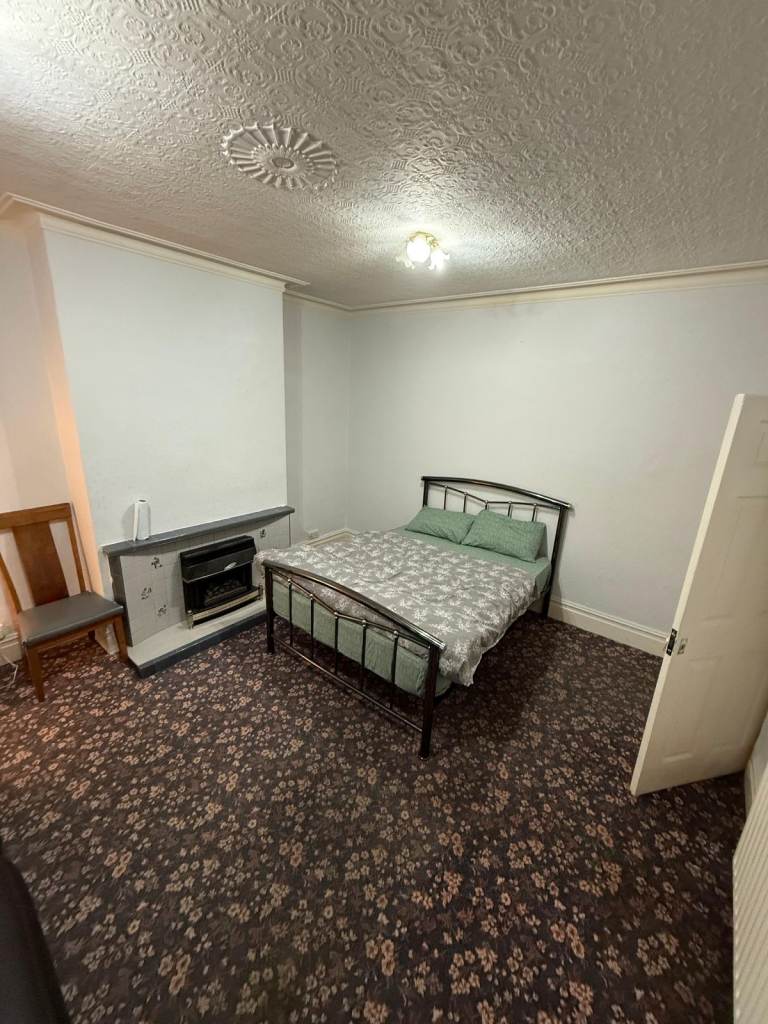 Two Beautiful Rooms Available in Family Home - Ideal for Family or Female Tenants