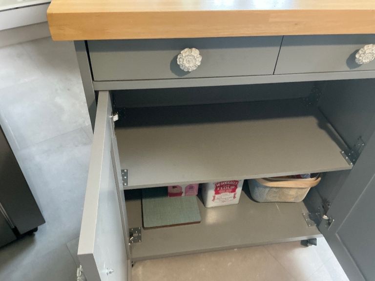 Freestanding kitchen unit on casters 