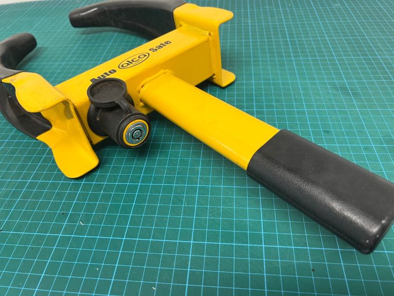 A WHEEL CLAMP FOR CARAVAN or TRAILER ADJUSTABLE 2 KEYS