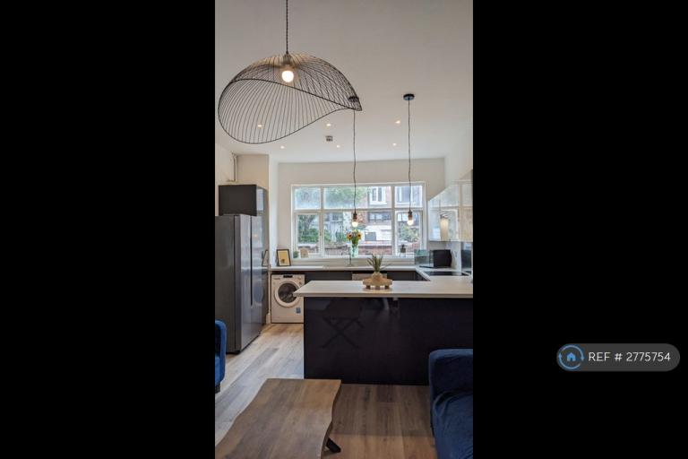 6 bedroom house in Belgrave Avenue, Manchester, M14 (6 bed) (#2775754)