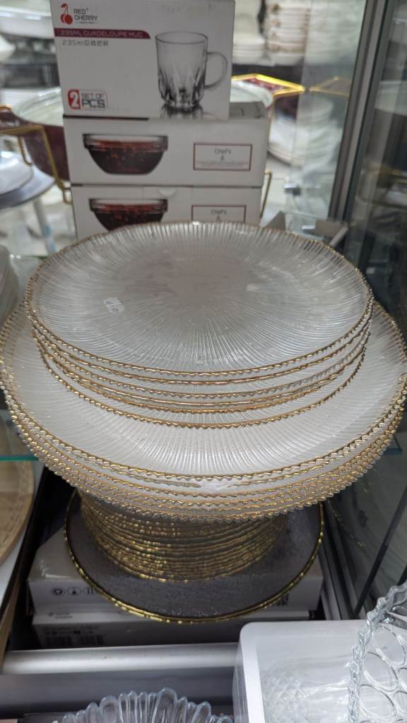 Elegant Glass Dinner Plates – Gold Rim Design