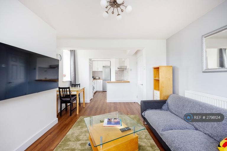 2 bedroom flat in Hopkins House, London, E14 (2 bed) (#2798124)