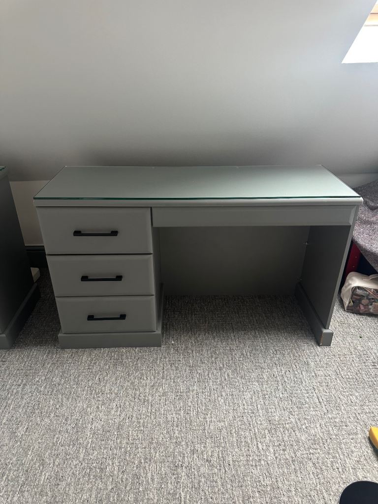 4 drawer dresser with glass top