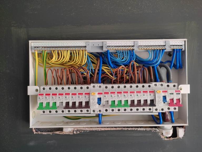 FULLY QUALIFIED & INSURED ELECTRICIAN - HIGHLY EXPERIENCED - GOOD PRICE - QUALITY SERVICE