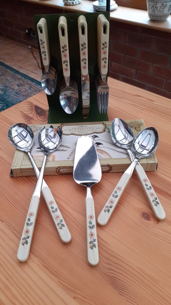 Autumn Leaves Floral Handle Cutlery Set with Stand – Good Condition