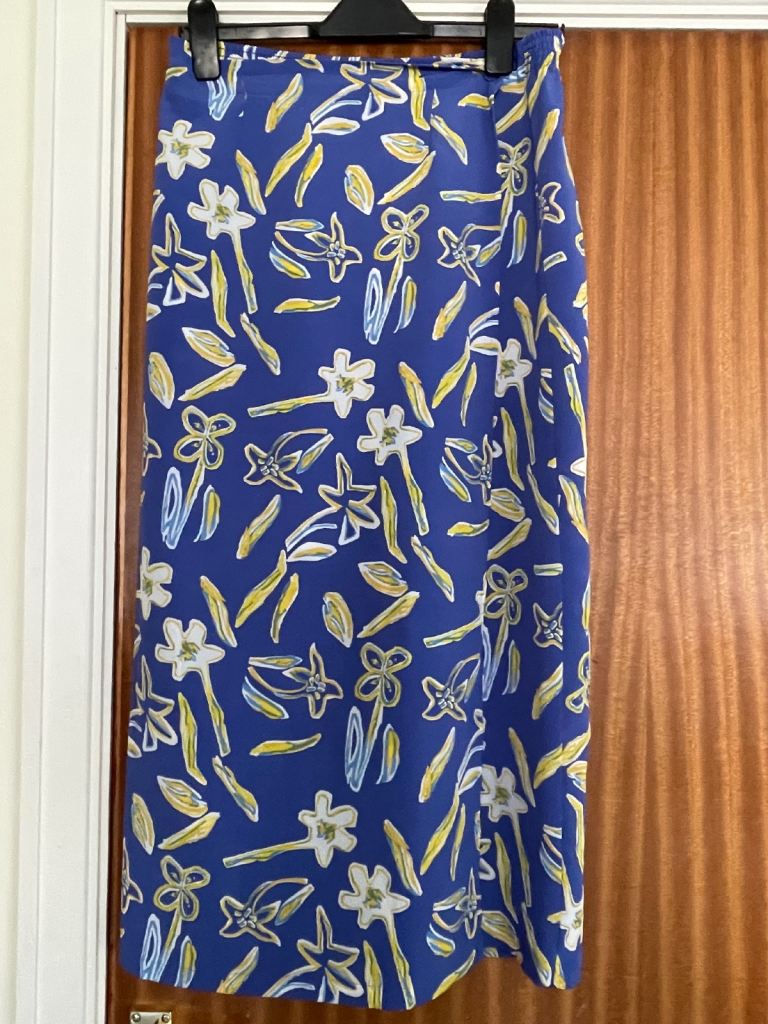 Ladies Blue Floral Design SOON Skirt - Size 14