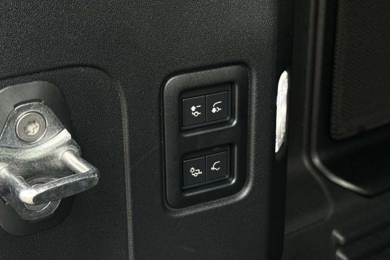 2025 Land Rover Defender 110 3.0 D250 MHEV X-Dynamic HSE Auto 4WD Euro 6 (s/s) 5dr SUV Automatic