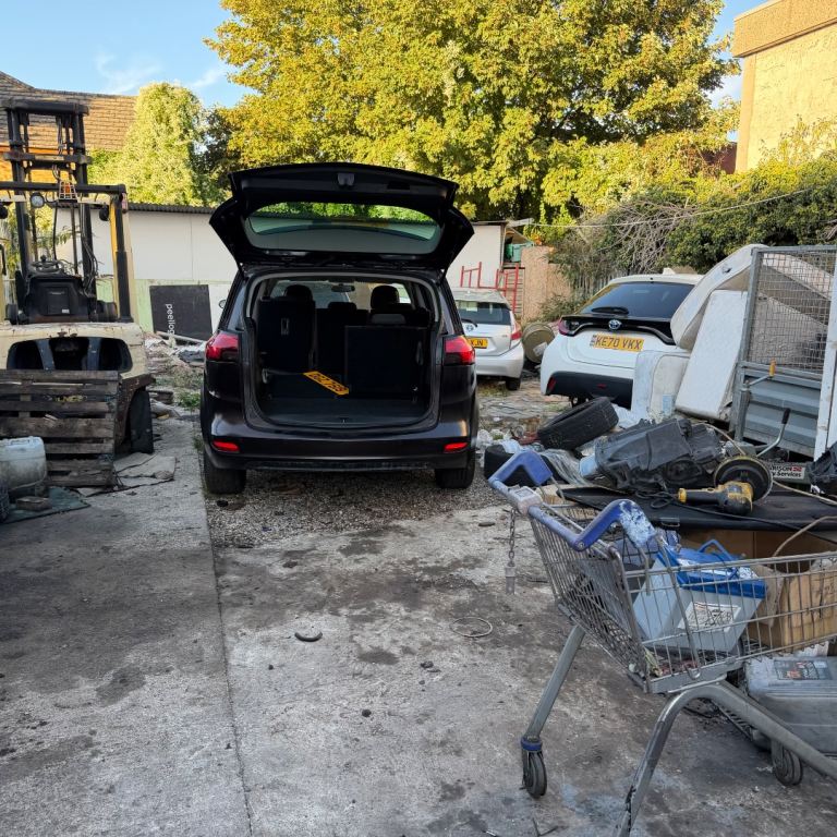 Workshop garage / parking spaces for rent 