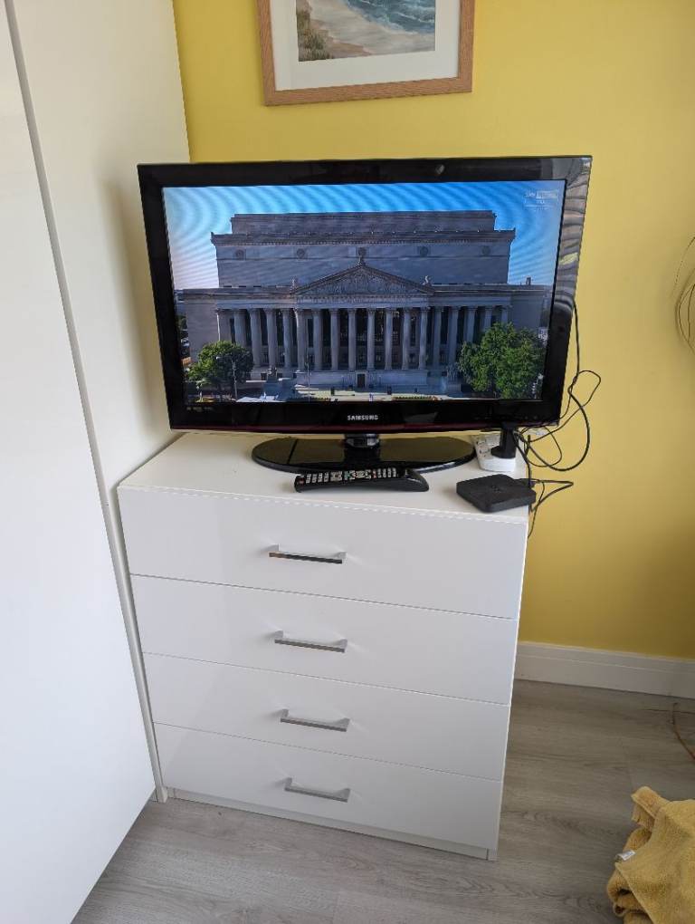 Samsung 32" Flat Screen TV with Remote o– Good Condition
