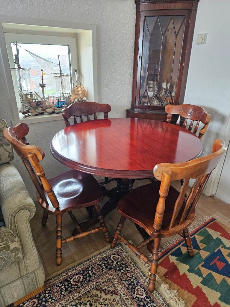 Vintage style mahogany round dining table and 4 sturdy chairs 