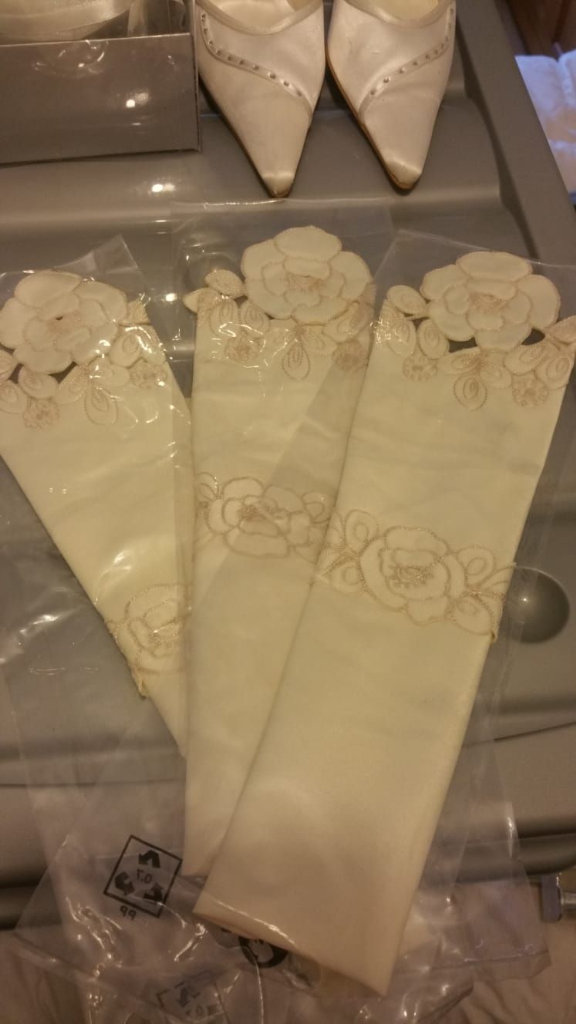 3 brand new & sealed cream colour napkins