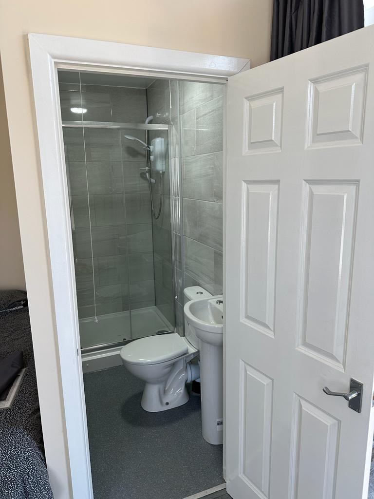 Spacious Furnished Room - Erdington 