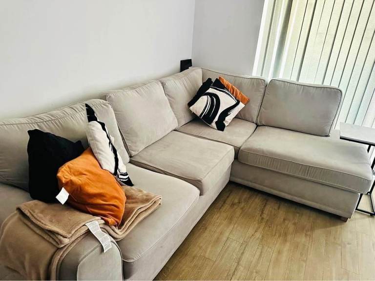 Comfy L-Shaped 4-Seater Sofa with Plush Cushions & Cream Corner Sofa