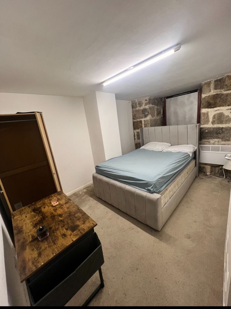 Room in a 2 bed room available for rent 