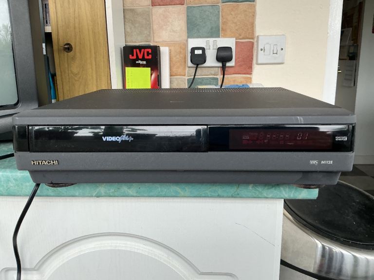 Hitachi VT-M112E video recorder