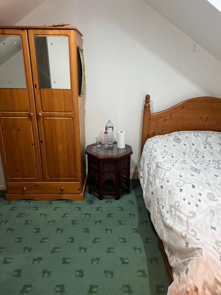 Double room EN-SUITE in Streatham Vale . Inclusive of all bills £550pcm. SW16 5AQ.