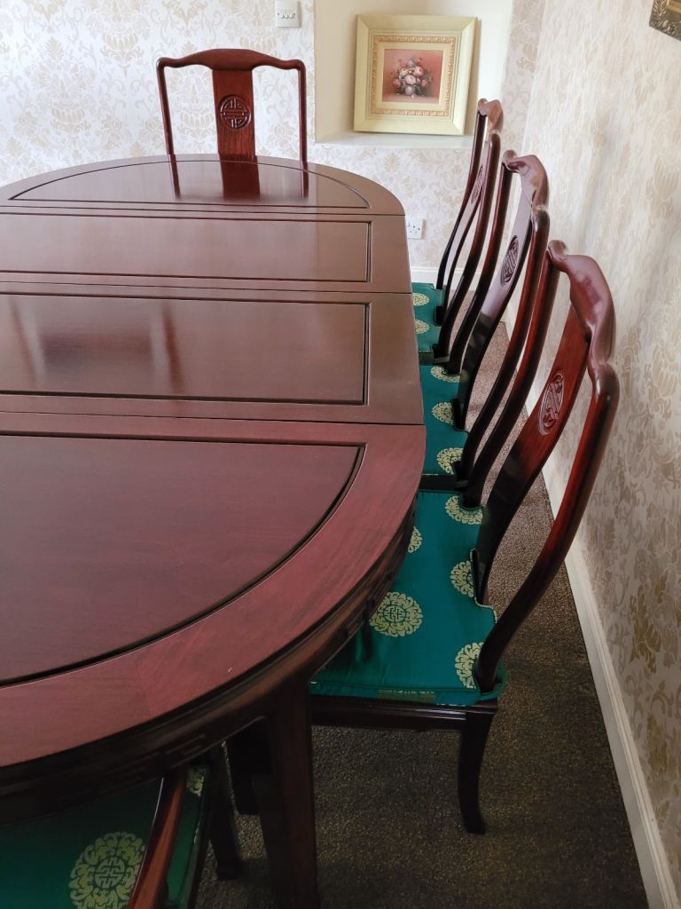 Expanding 4-8 Seater Dining Table plus chairs
