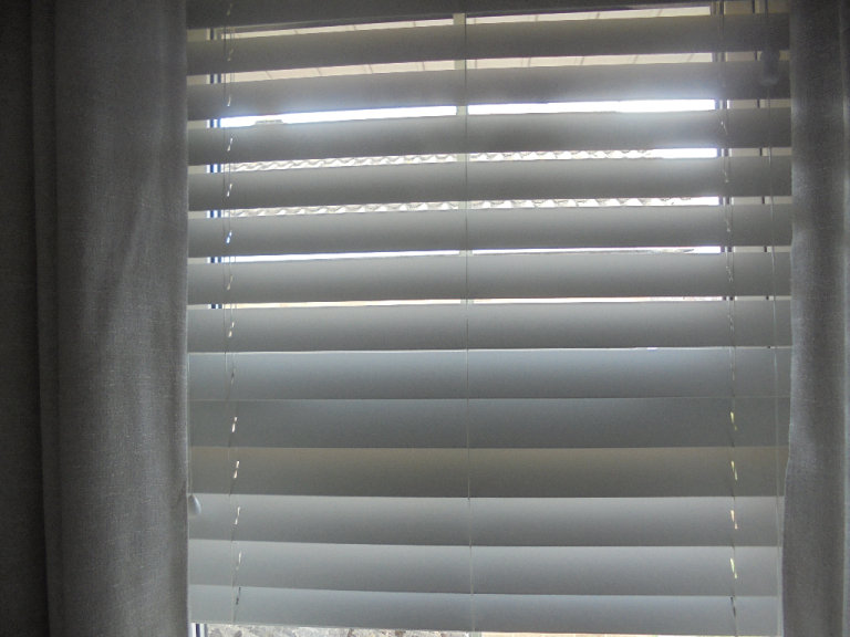 HORIZONTAL BLINDS, NEARLY NEW
