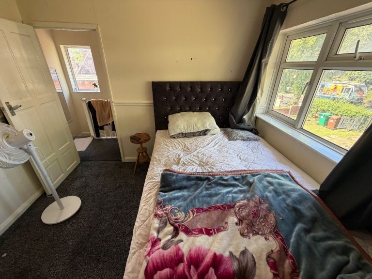 2 Spacious Furnished Bedrooms Available to Rent in a Clean and Friendly 3-Bedroom House.
