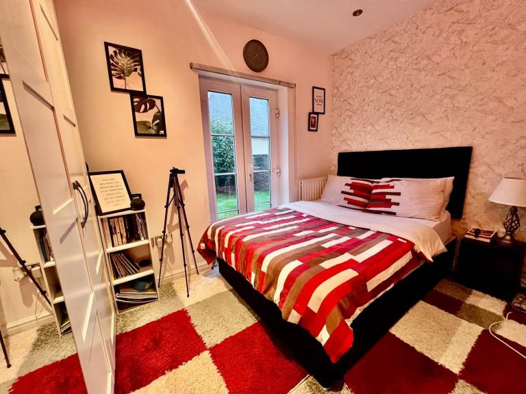 A room in a 2 bed flat (£725, excluding bills)