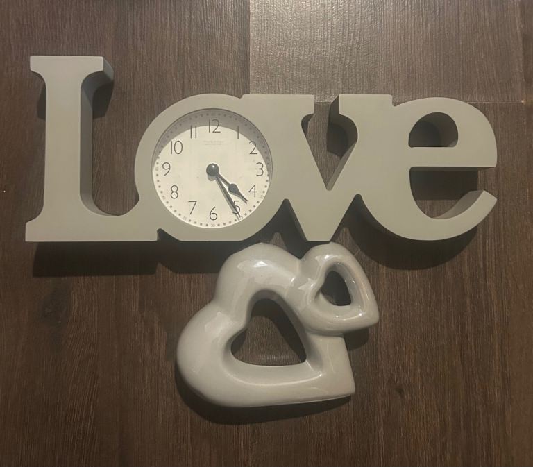 GREY LOVE CLOCK & LOVE HEART ORNAMENT 