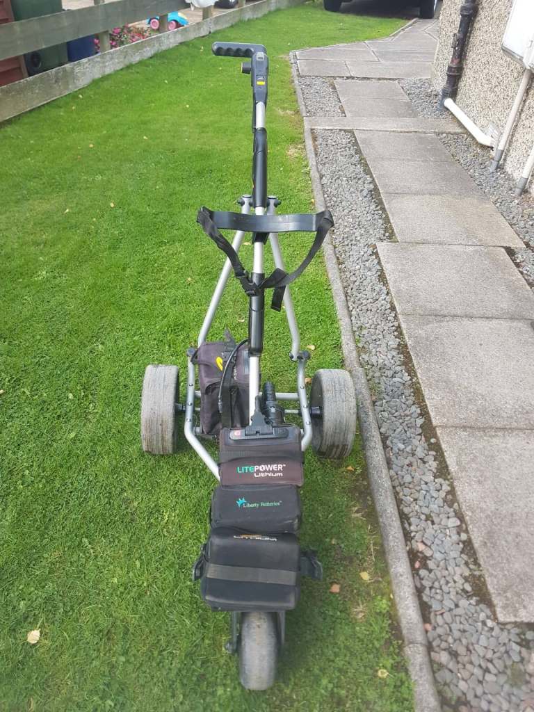 POWAKADDY ELECTRIC GOLF TROLLEY WITH BATTERIES (6) AND CHARGER.