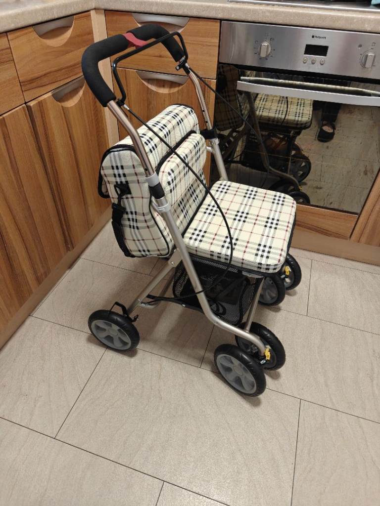 Shopping trolley/walker