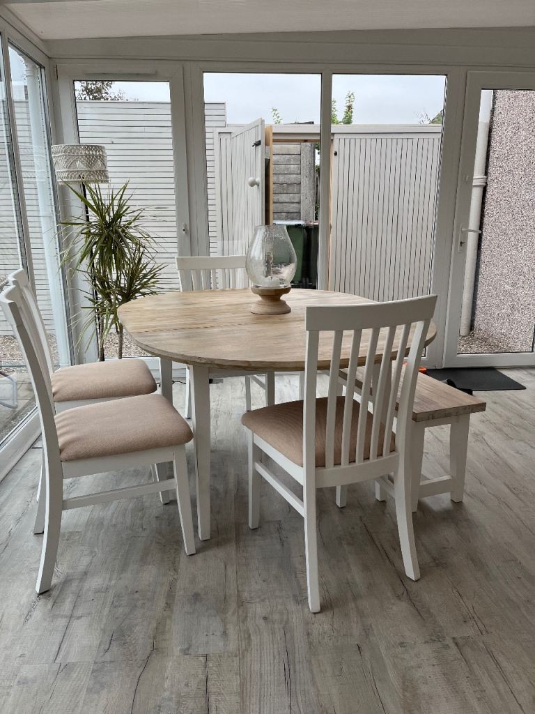 Lovely Dining Table with 4 Chairs and Bench – Good Condition