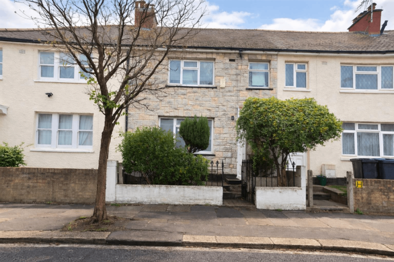 Flat 4, 52 Humes Avenue W7 2LP