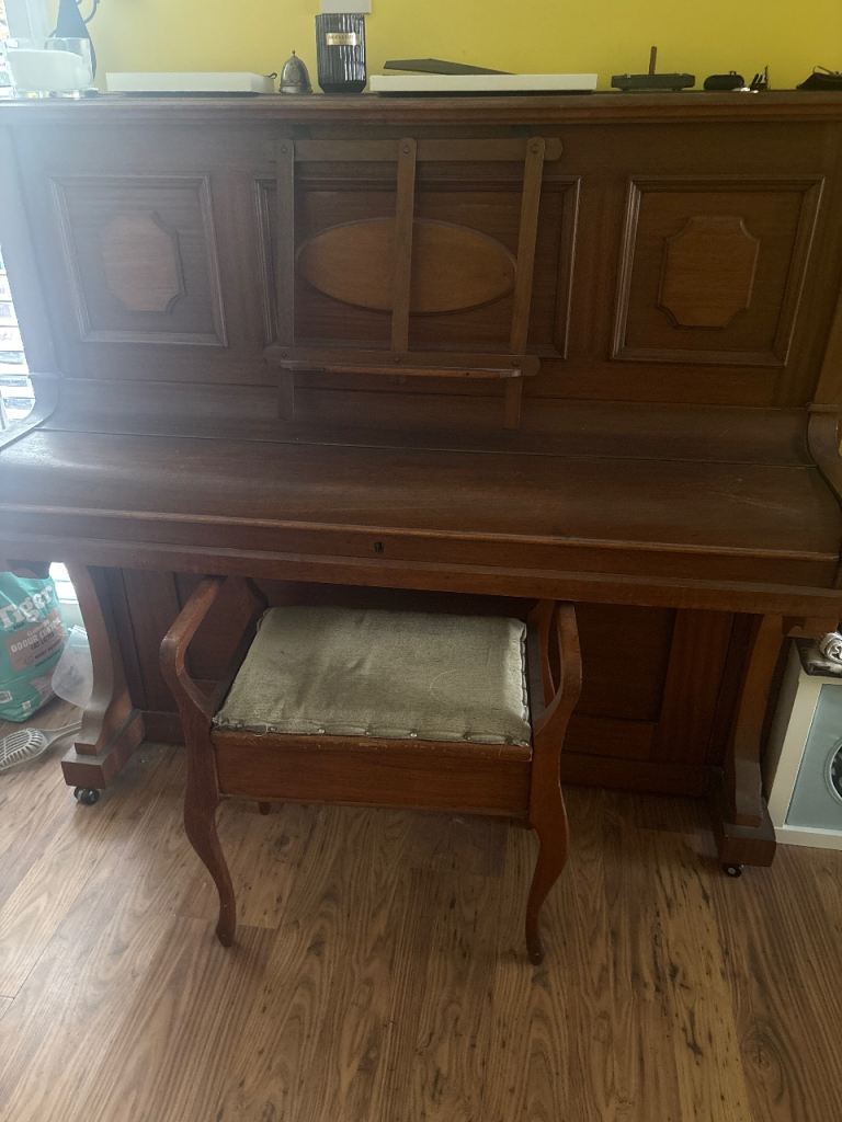 Upright piano FREE
