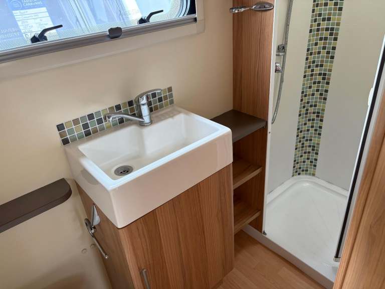 BAILEY PEGASUS VERONA - FIXED BED CARAVAN WITH END WASHROOM AND MOTORMOVER