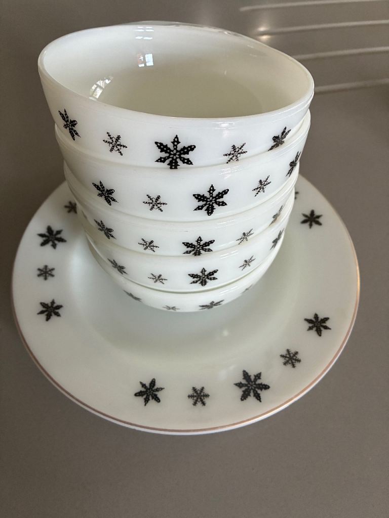 Pyrex Black Snowflake milk glass bowls & dinner plate JAJ "Gaiety" range.