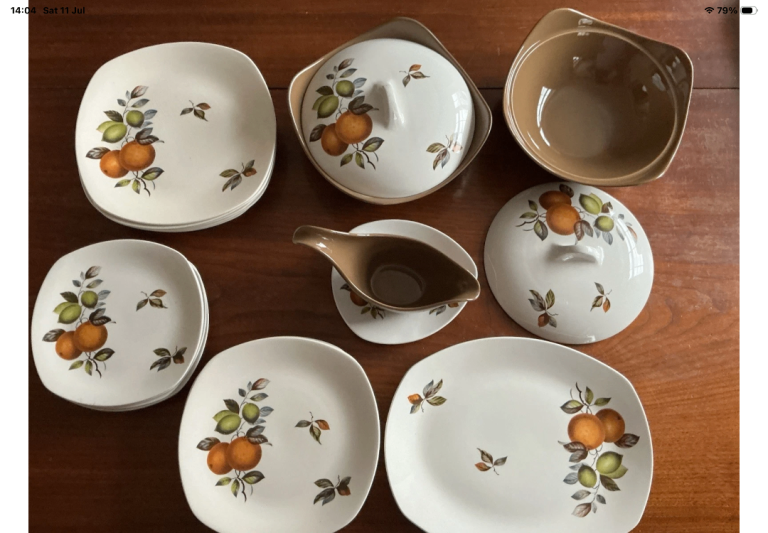 Retro Midwinter 1960’s dinner service for 6. Excellent condition.. some not used .