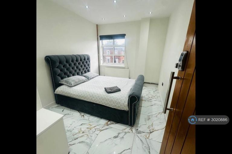2 bedroom flat in Derby Road, Burton-On-Trent, DE14 (2 bed) (#3020886)