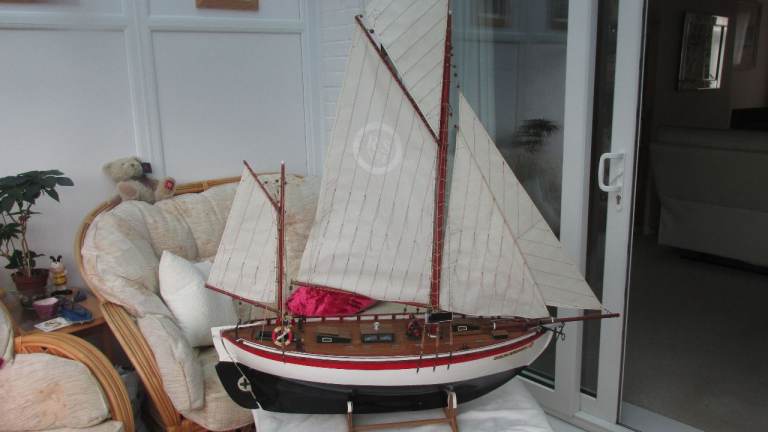 SAILING BOAT WITHA MOTOR ELECTRIC