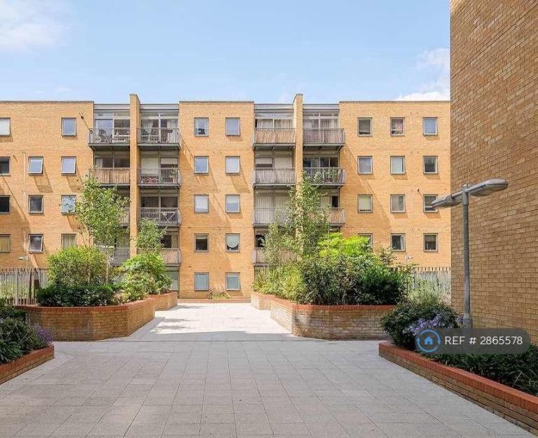 1 bedroom flat in Lowry House, London, E14 (1 bed) (#2865578)