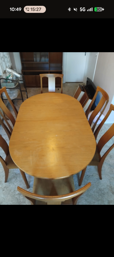 Extendable Wooden Dining Table & Chairs Set – Good Condition