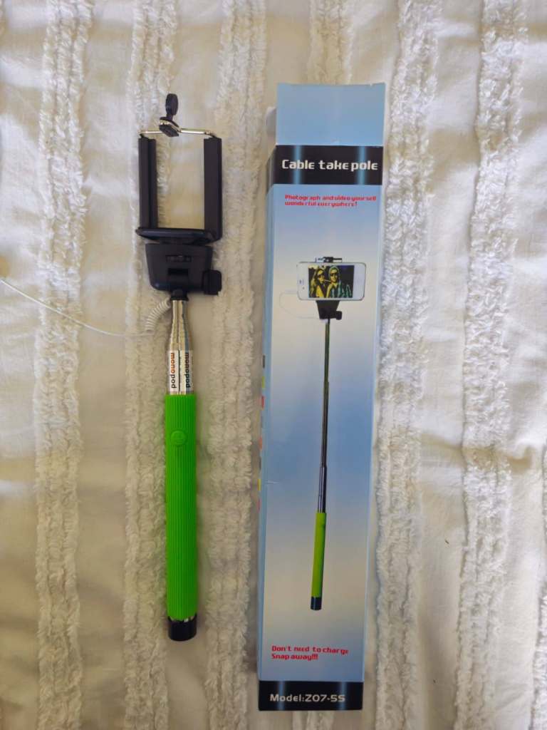 Green Selfie Stick - Extendable Wired Selfie Cable Take Pole - Smart phones - NEW